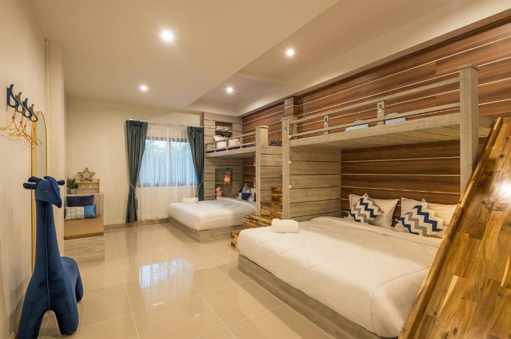 Postel nebo postele na pokoji v ubytování Aonang sealight pool villa