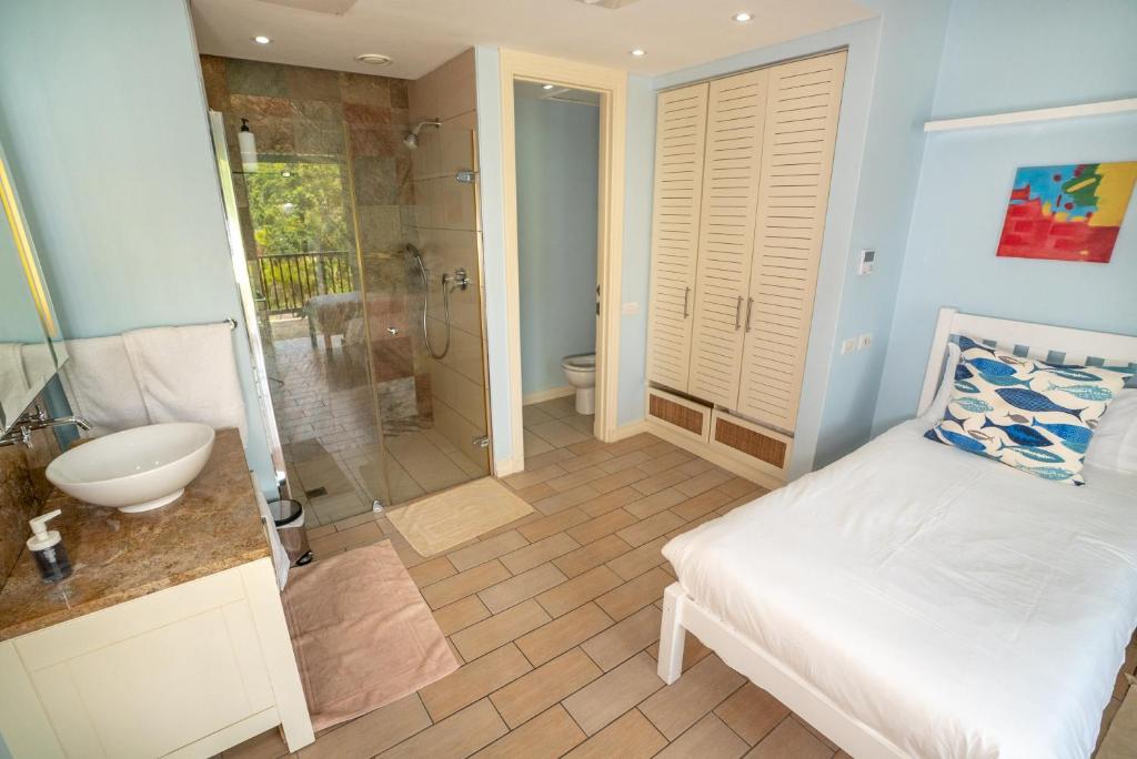 Koupelna v ubytování P146A13 - Eden Island Self Catering Apartment Self Check In