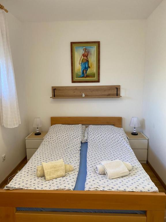 een slaapkamer met een bed met 2 kussens erop bij Zovin Breg in Zlatibor