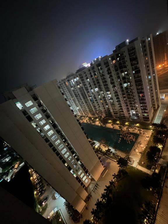 Blick auf ein großes Gebäude in der Nacht in der Unterkunft Villa Vista With Swimming Pool in Lucknow