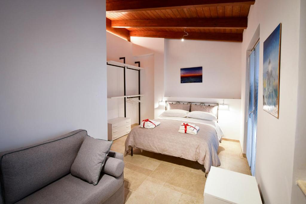 uma sala de estar com uma cama e um sofá em IL CAMBUSIERE nature relais em Ortona