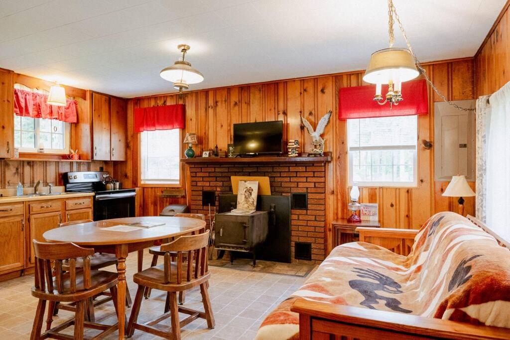 Kuchyň nebo kuchyňský kout v ubytování Salmon Creek Cabin - Allegheny National Forest