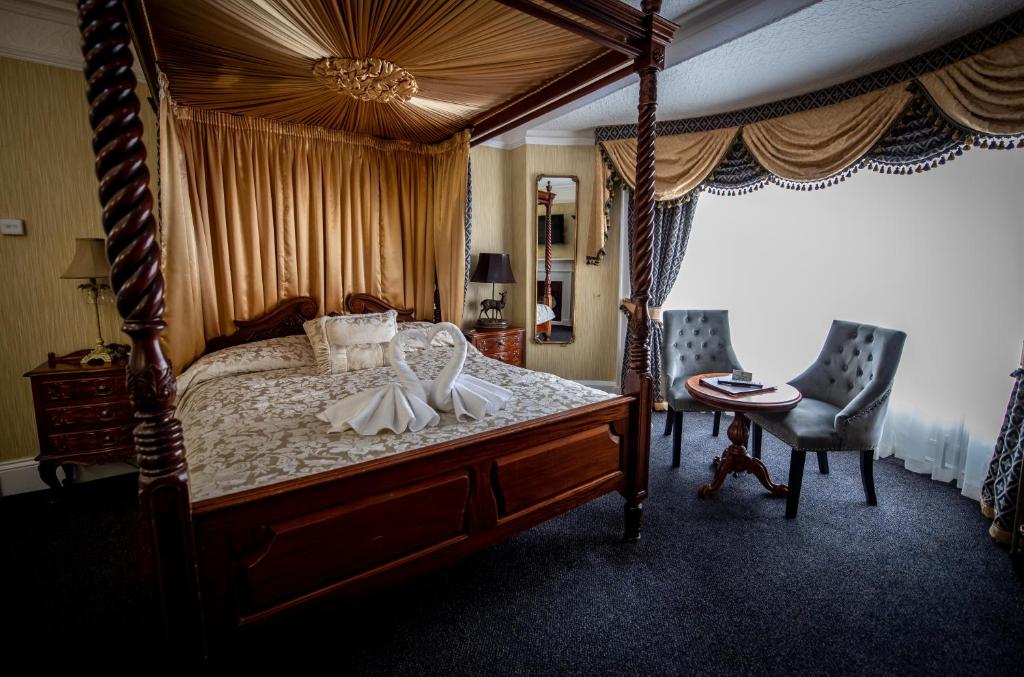 Postel nebo postele na pokoji v ubytování Kings Croft Hotel