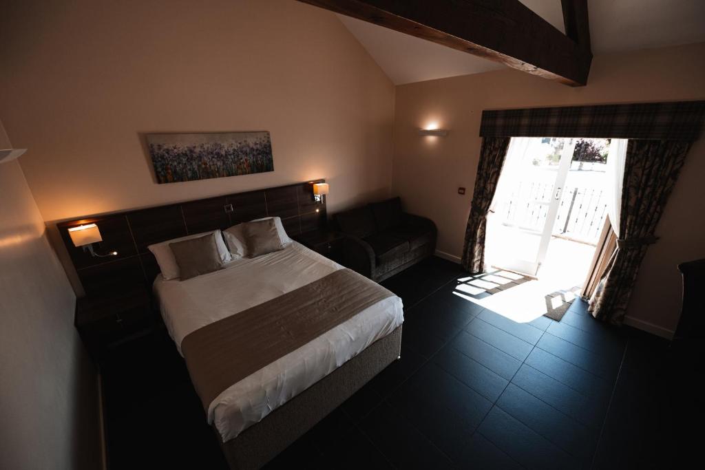 Postel nebo postele na pokoji v ubytování Kings Croft Hotel