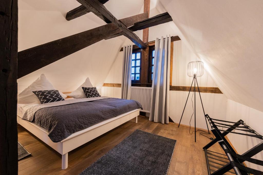 una camera con letto e finestra di Außergewöhnliche Übernachtung im Wehrturm a Bad Hersfeld
