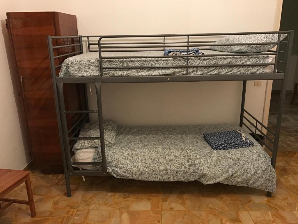 pokój z łóżkiem piętrowym i 2 łóżkami piętrowymi w pokoju w obiekcie B&B e Locazioni Turistiche Antico Borgo Toscano w Montecatini Terme
