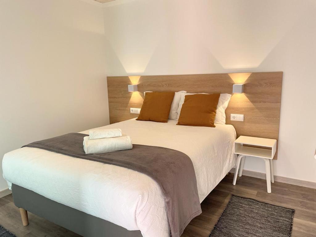 una camera da letto con un grande letto con due cuscini di Granny´s Guesthouse a Praia de Mira
