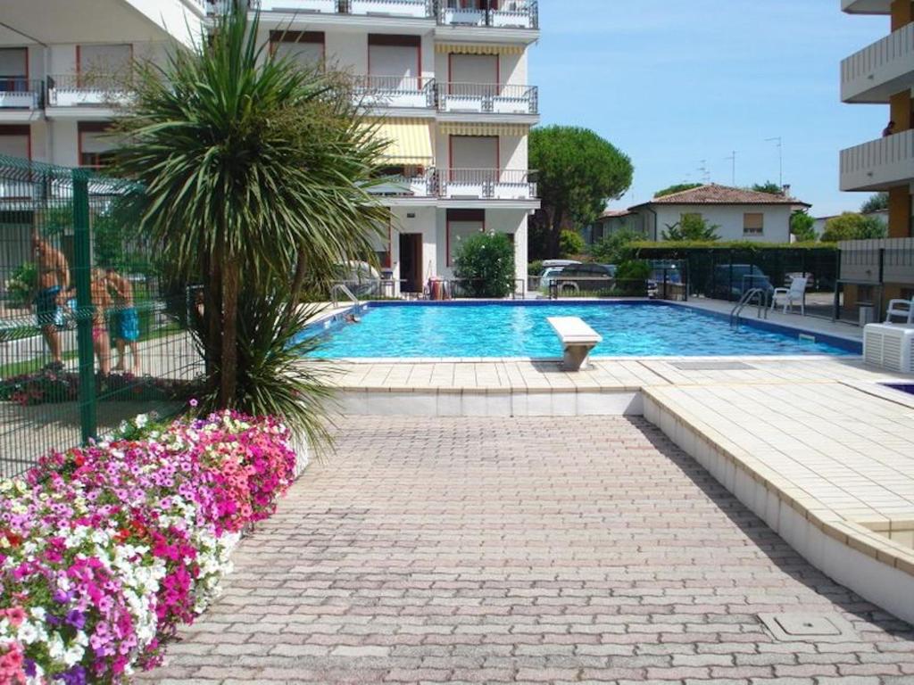 basen z kwiatami przed budynkiem w obiekcie Your relaxing seaside getaway w mieście Porto Santa Margherita di Caorle