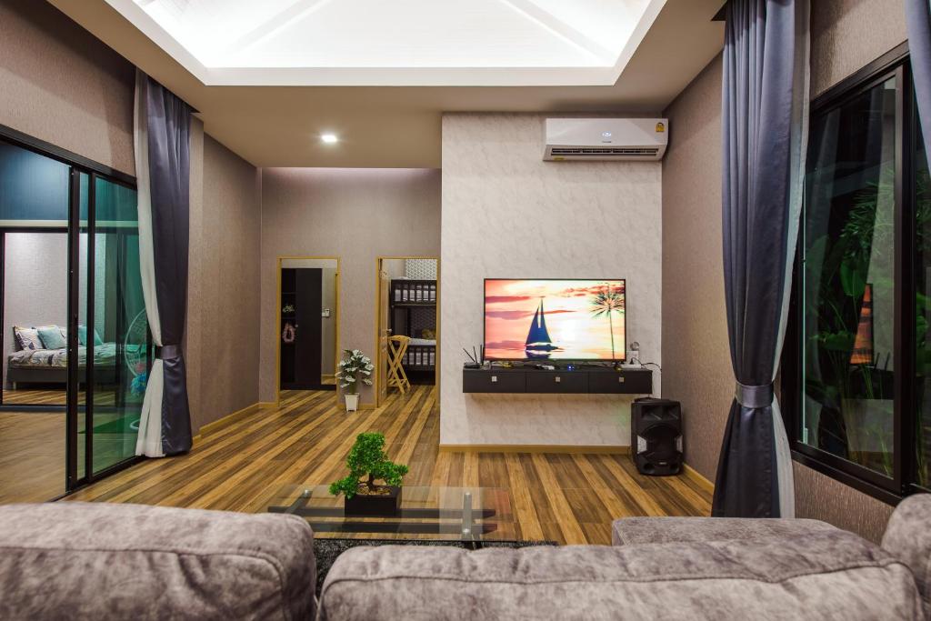 TV a/nebo společenská místnost v ubytování Laboon Pool Villa บ้านพักส่วนตัวพร้อมสระว่ายน้ำ ชะอำ