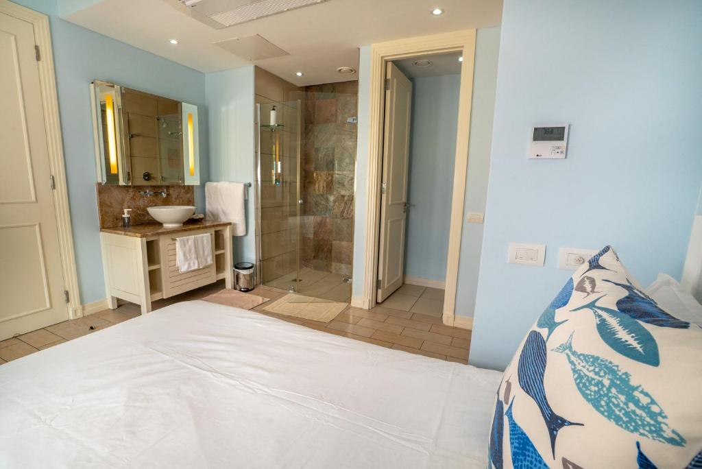 Postel nebo postele na pokoji v ubytování P146A13 - Eden Island Self Catering Apartment Self Check In