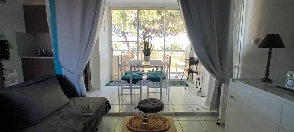 - un salon avec un balcon doté d'une table et de chaises dans l'établissement ISIS 2 Joli duplex proche plage et port - CLIM PARKING LOGGIA ET BALCON, à Saint-Cyprien