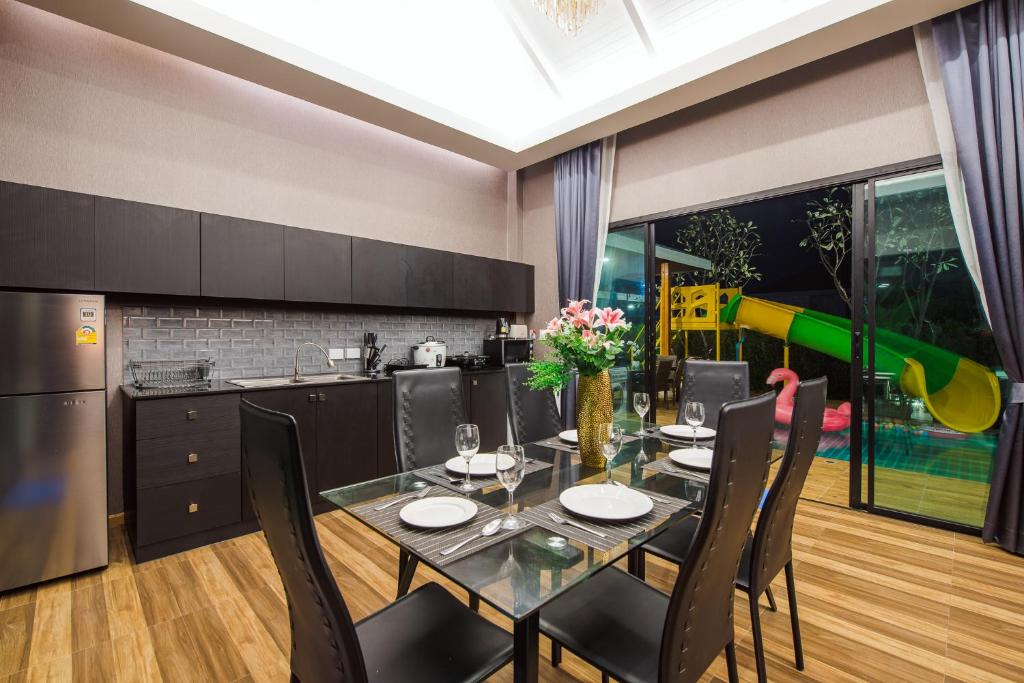 Kuchyň nebo kuchyňský kout v ubytování Laboon Pool Villa บ้านพักส่วนตัวพร้อมสระว่ายน้ำ ชะอำ