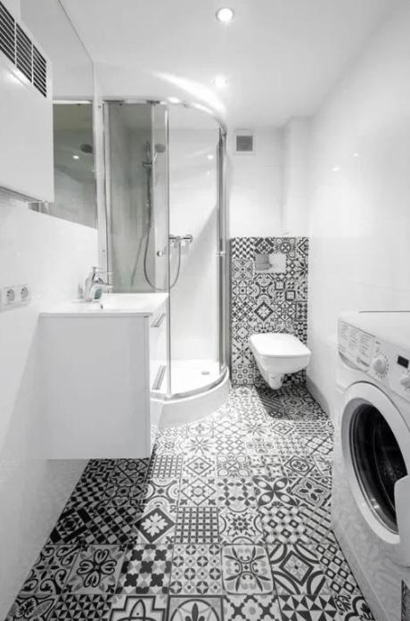łazienka z prysznicem i pralką w obiekcie Room Tour Lubomirskiego 23 w Krakowie