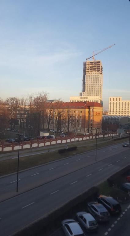 autostrada z samochodami zaparkowanymi przed budynkiem w obiekcie Room Tour Lubomirskiego 23 w Krakowie