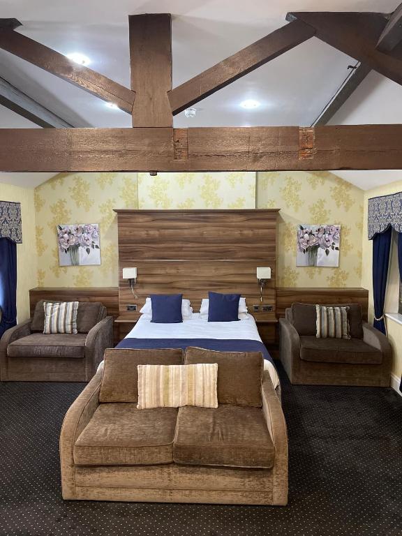 Postel nebo postele na pokoji v ubytování Kings Croft Hotel