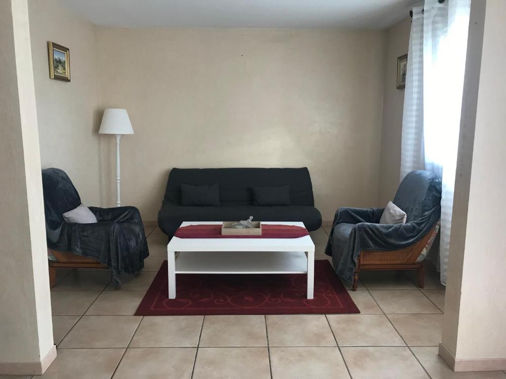 Posedenie v ubytovaní Résidence privée calme 15 min à pied du centre parking gratuit