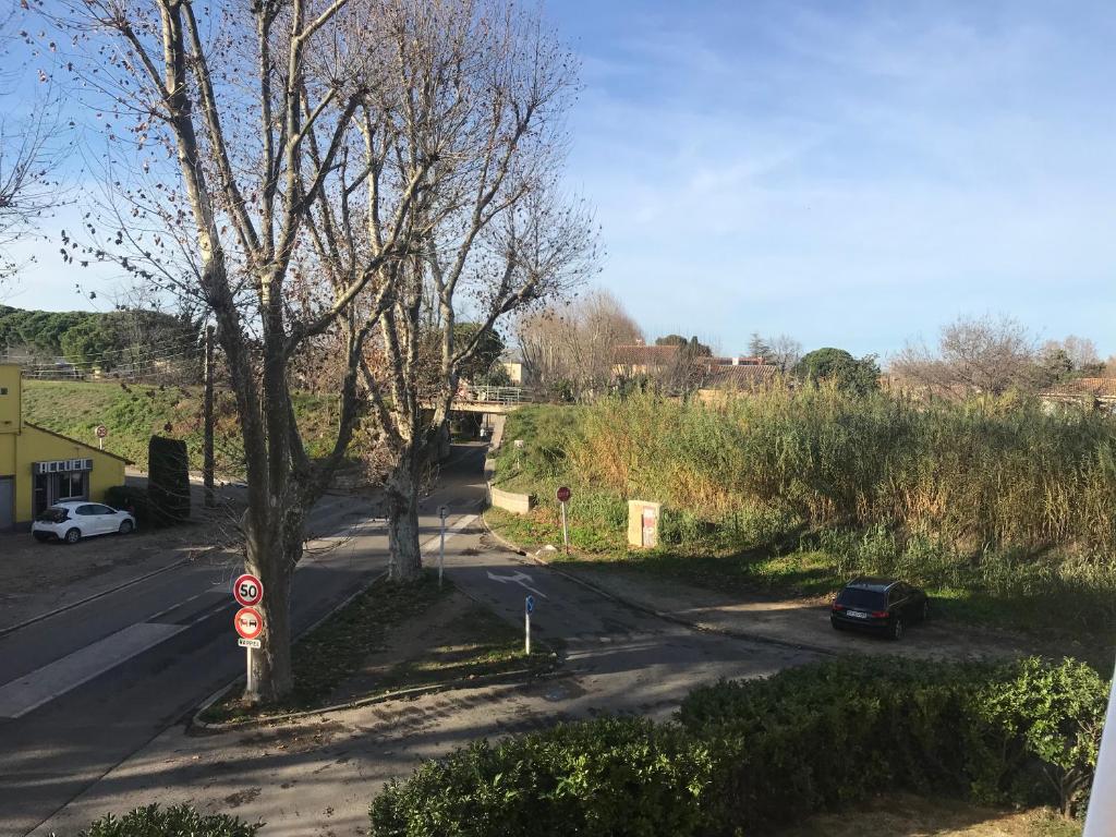 Vonkajšia záhrada v ubytovaní Résidence privée calme 15 min à pied du centre parking gratuit
