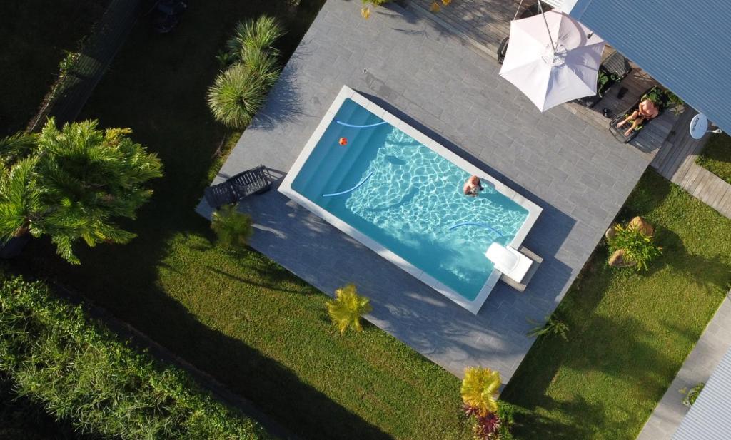 una vista aérea de una piscina en un patio en "Koko Lodge" Lodge paisible avec terrasse, jardin et piscine en Rémiré