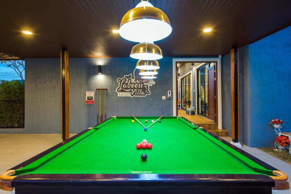 Biliár nebo kulečník v ubytování Laboon Pool Villa บ้านพักส่วนตัวพร้อมสระว่ายน้ำ ชะอำ