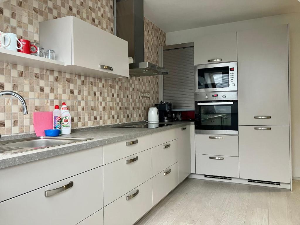 Kuchyň nebo kuchyňský kout v ubytování Sebastian Apartments