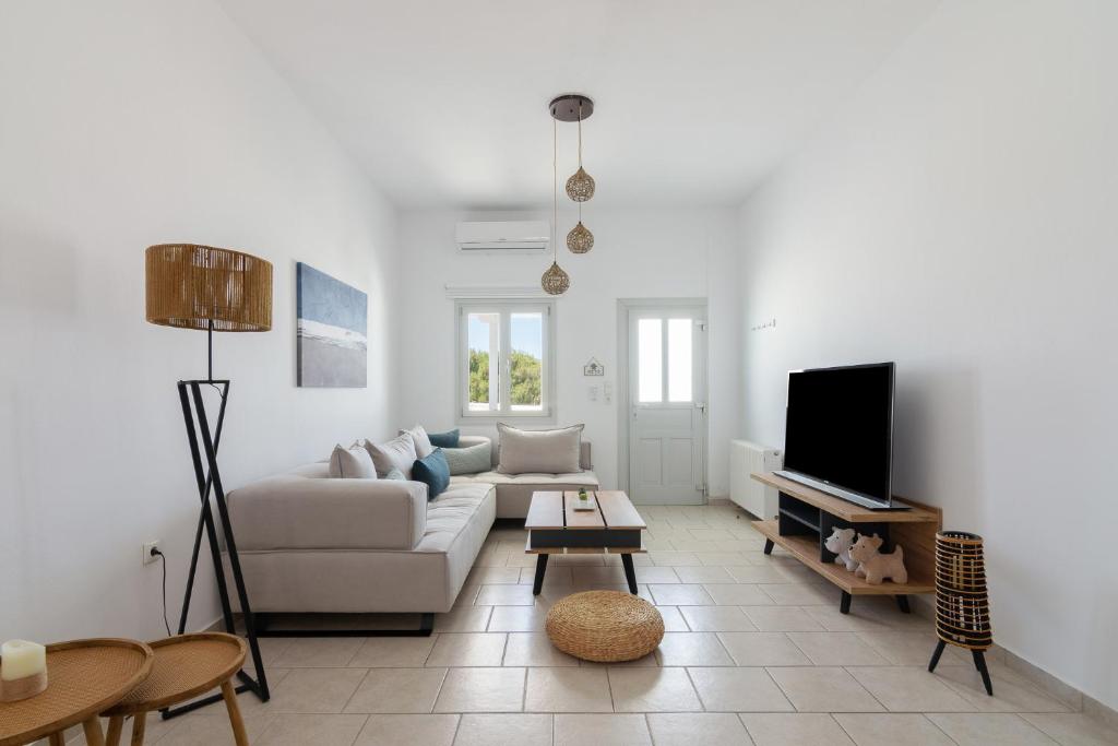 a living room with a couch and a tv at Nice And Spacious Apartment In Paros in Naousa