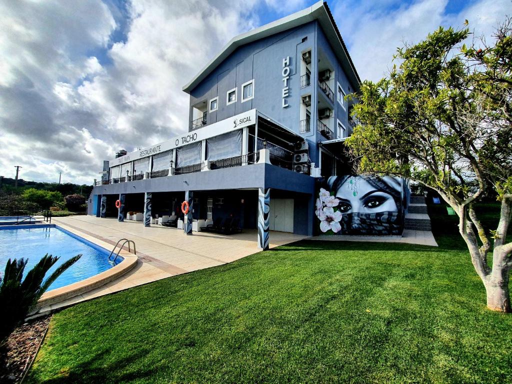 un bâtiment avec une fresque sur son côté dans l'établissement Hotel Don Rodrigues, à Tavira