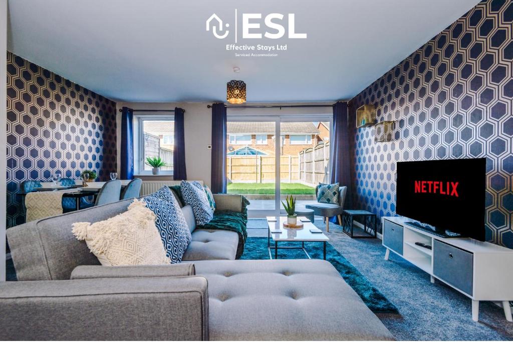 A television and/or entertainment centre at 3 Bedroom House with Garden and Driveway Parking - Less than 10 Mins from Chester City Centre