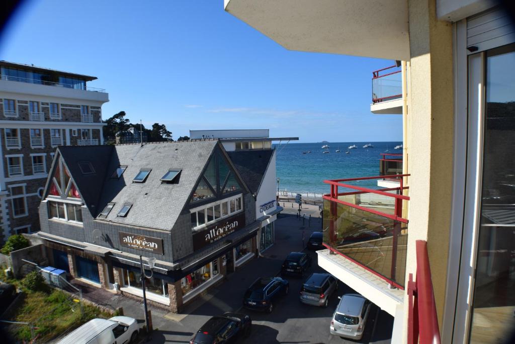 vistas al océano desde el balcón de un edificio en Appt Perros Guirec sur plage Trestraou et côte granit rose, en Perros-Guirec