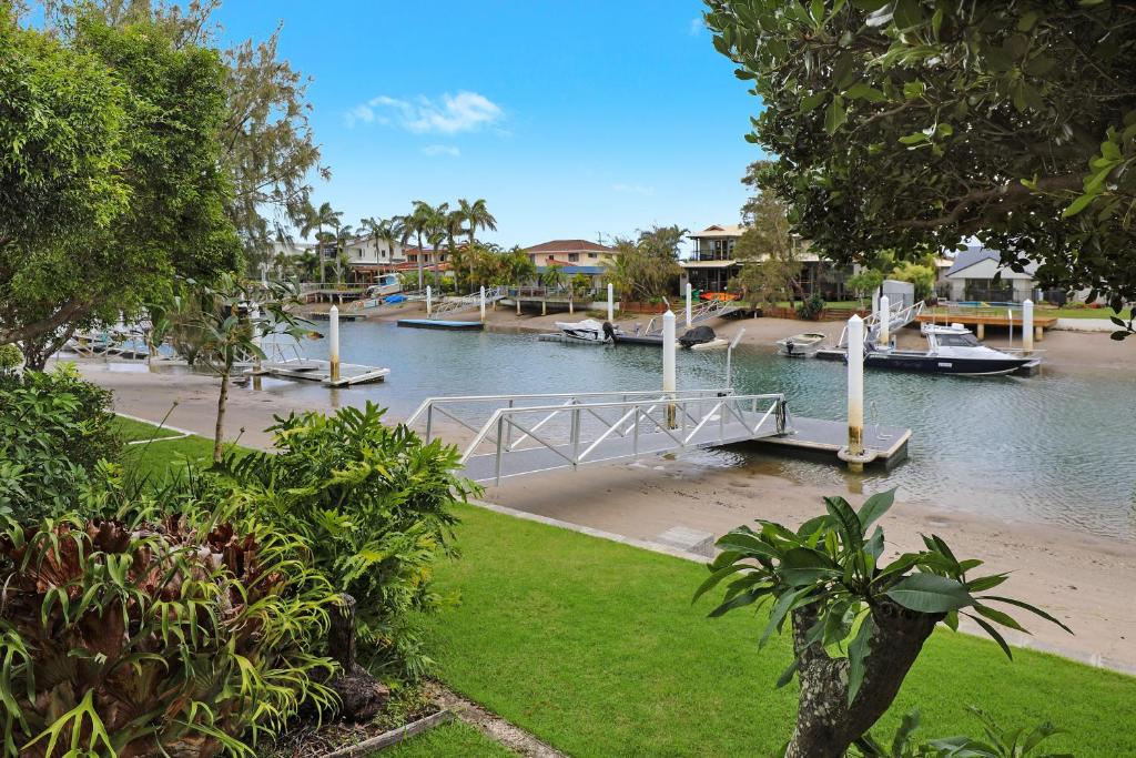un muelle con barcos en una masa de agua en Fantastic Buddina Duplex, en Buddina