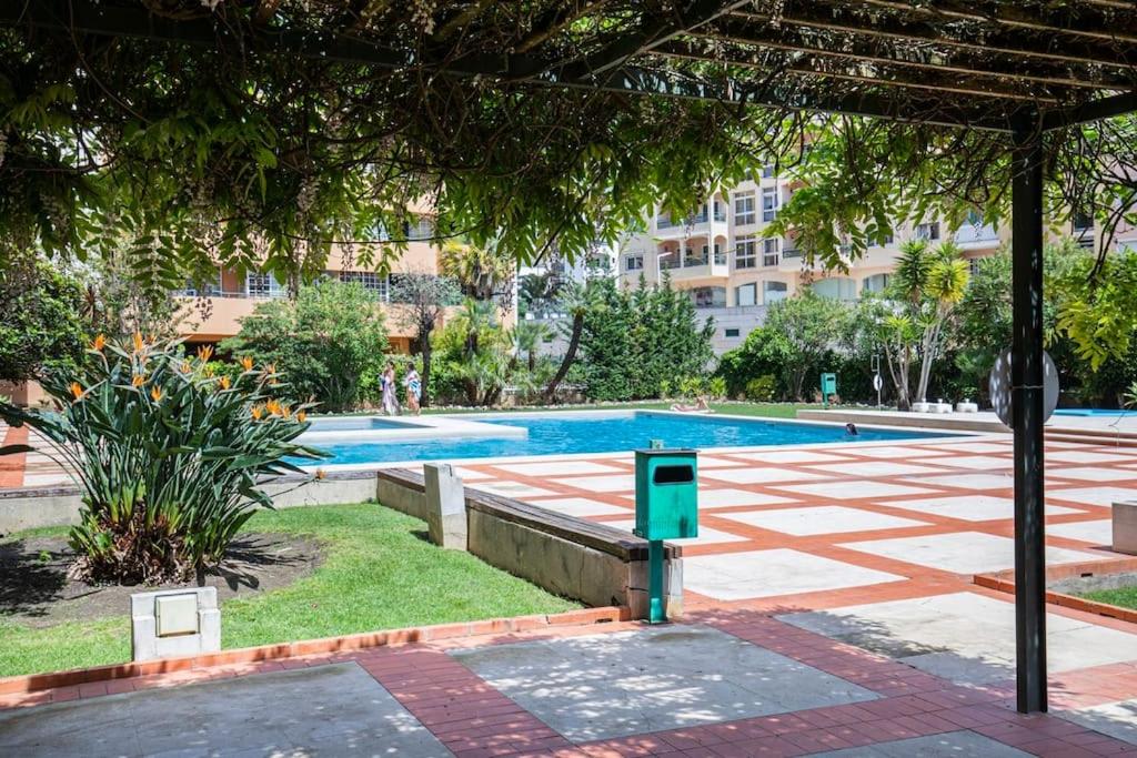 een zwembad in een stad met een gebouw bij Seaview Luxury Apartment in Cascais