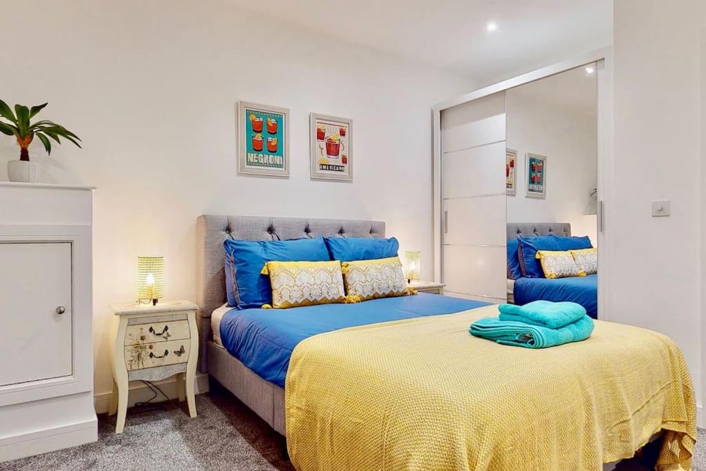 Contemporary 1 Bed Apartment Minutes From Station