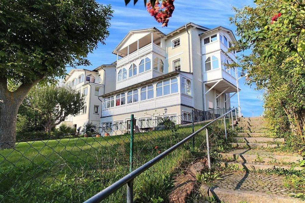 un gran edificio blanco con una valla delante en Villa Katharina, en Sassnitz