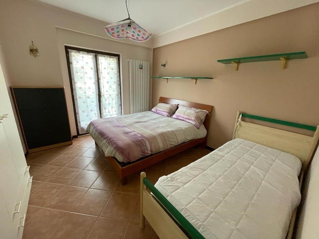 um quarto com 2 camas e uma janela em Dreamy home em Ateleta