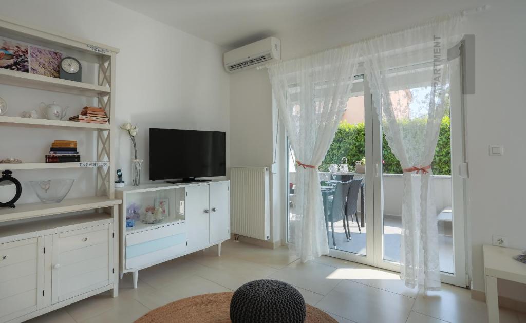 TV a/nebo společenská místnost v ubytování Apartments Kaya