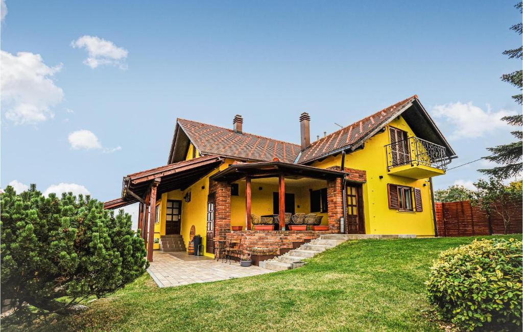 una casa amarilla con porche en el césped en Beautiful Home In Sedlarica With Kitchen, 