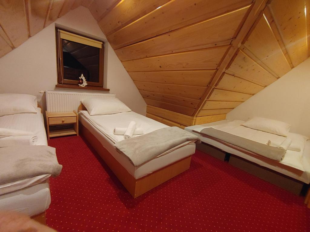 Habitación con 2 camas en un ático en U Chowańców, en Bańska Niżna