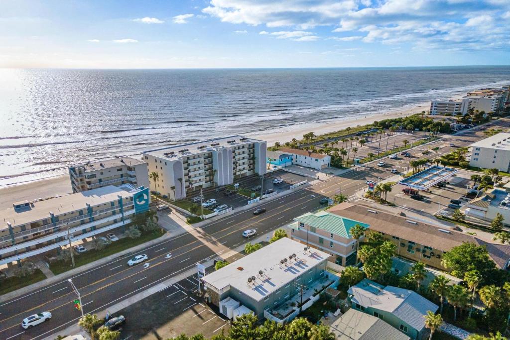 una vista aérea de la ciudad y el océano en Sunset Beach Suite 2 en St Pete Beach