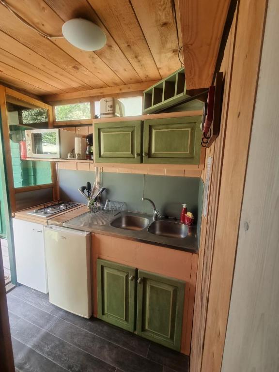 Kuchyň nebo kuchyňský kout v ubytování Chalet avec piscine privée dans la forêt