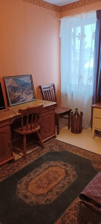 sala de estar con escritorio, mesa y sillas en Arthome Oxelösund en Oxelösund