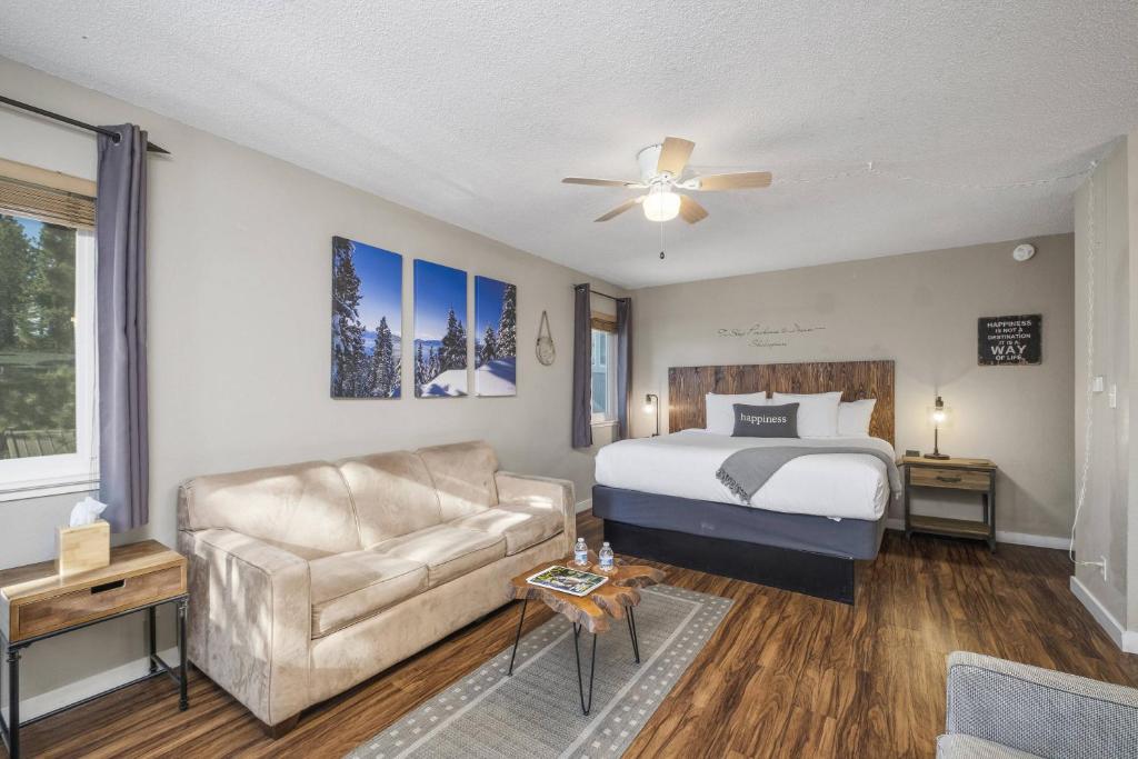 Habitación de hotel con cama y sofá en Resthaven Tahoe en South Lake Tahoe