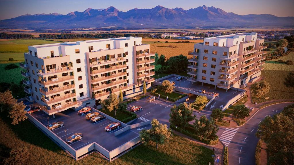 波普拉德Sunset Studio Apartment的停车场内两栋白色建筑的鸟瞰图