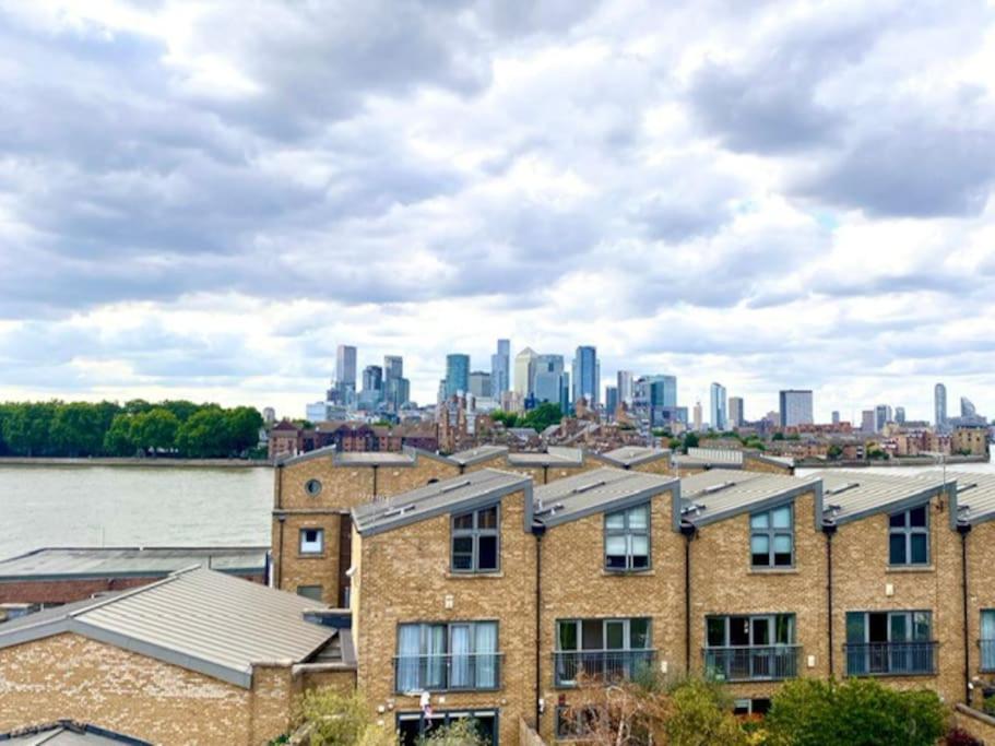 a view of a city skyline with buildings at Stunning 1 bed flat in the heart of Greenwich in London