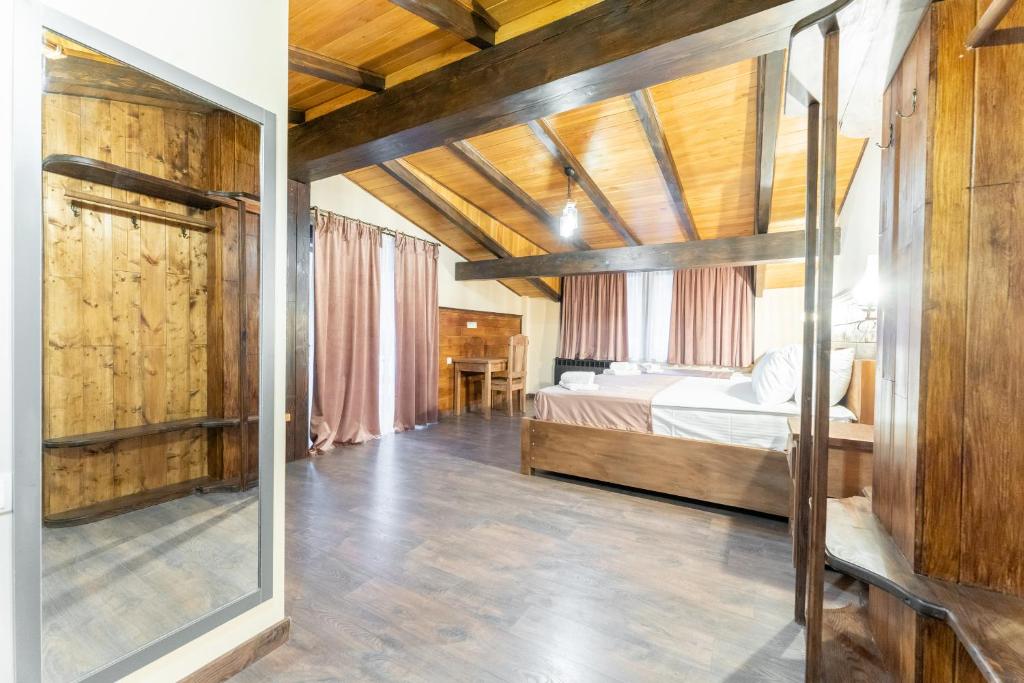 Postel nebo postele na pokoji v ubytování Hotel Mansarda Mestia