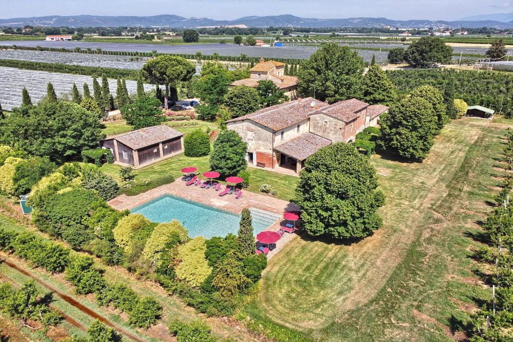 - une vue aérienne sur un domaine avec une piscine dans l'établissement Foresteria Il Giardino di Fontarronco, à Alberoro