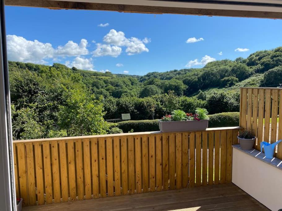 - une vue depuis le balcon d'une maison avec une clôture en bois dans l'établissement Sunny Nook, Pretty 1 bed modern cottage close to Woolacombe, à Ilfracombe