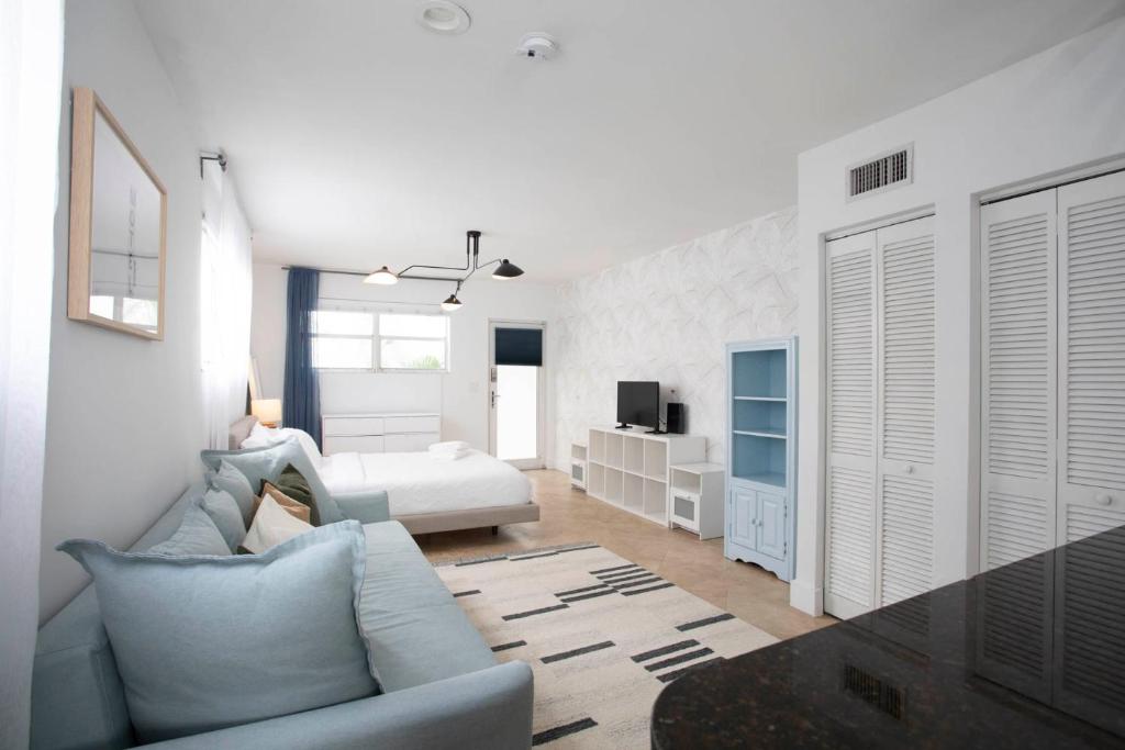 sala de estar con sofá y cama en Spacious Apt for 4 guests on Collins & 7th, en Miami Beach