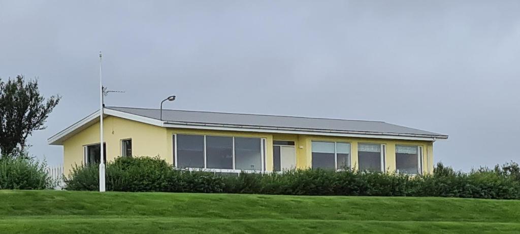 un edificio amarillo con muchas ventanas en Hátún, en Glaumbær