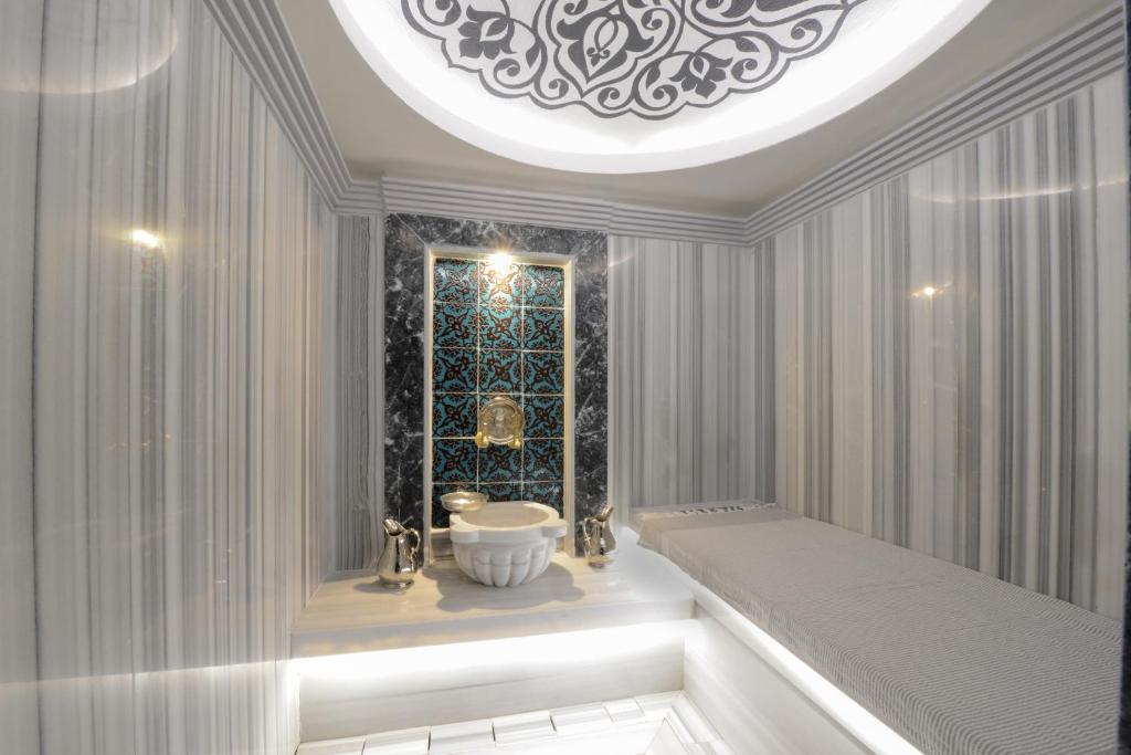 A bathroom at INN HOUSE LOFT SPA