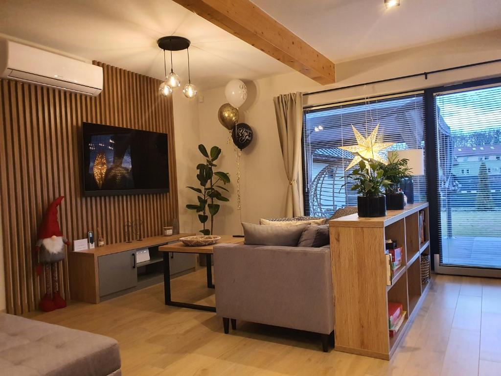 Posezení v ubytování Lake HouseLubniewice domek całoroczny z jacuzzi blisko jeziora