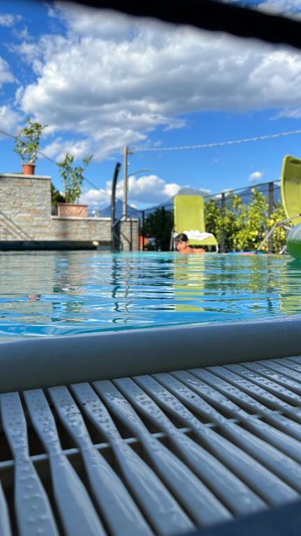 een gesloten zwembad bij Villa Nogara in Menaggio